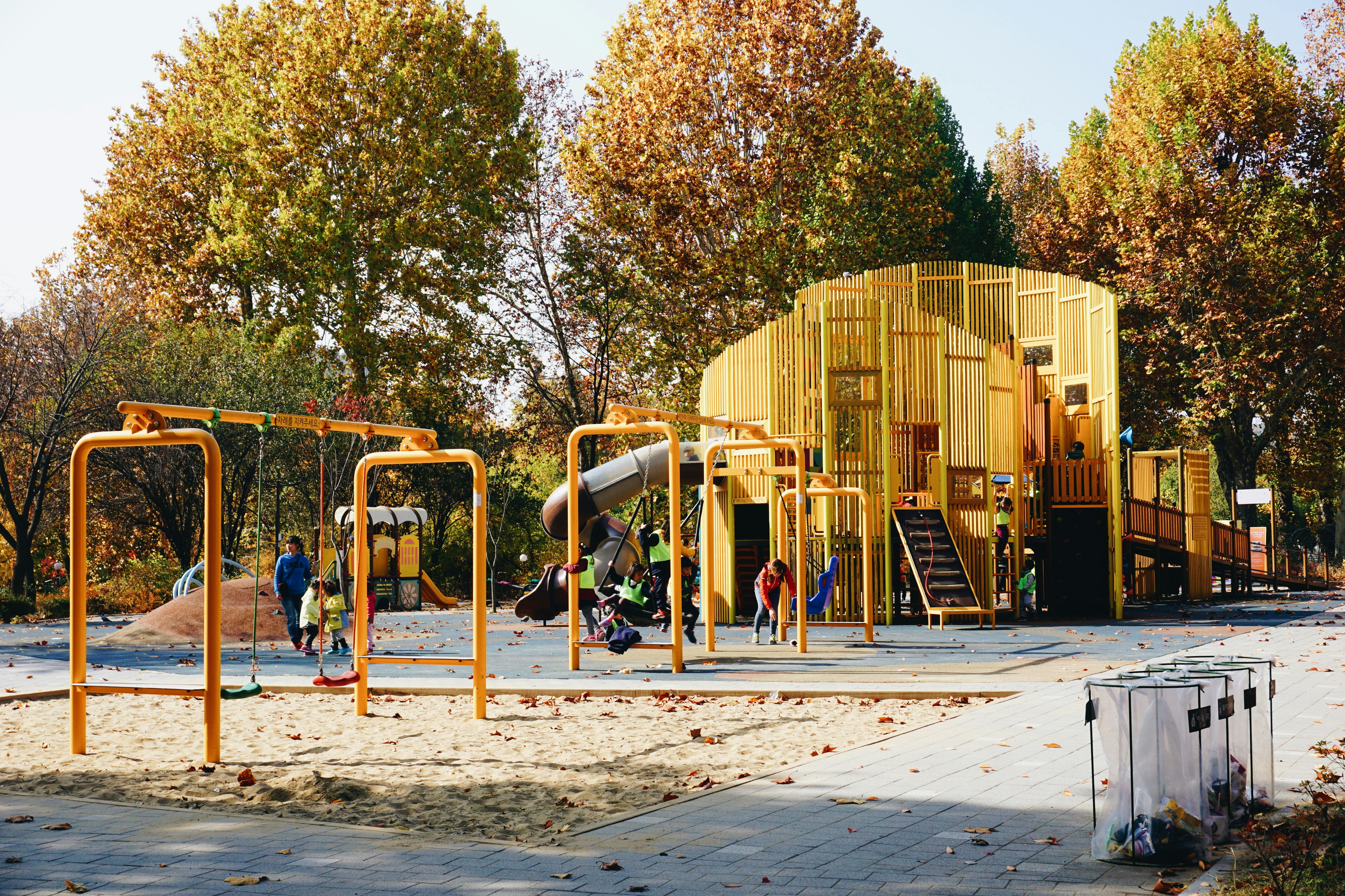 Children at a free playground meetup